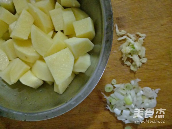 紅燒土豆塊的做法-醬香味燒菜譜-易網<a href=http://www.xllyou.com/ target=_blank class=infotextkey>健康養生</a>網 紅燒土豆塊的做法-醬香味燒菜譜