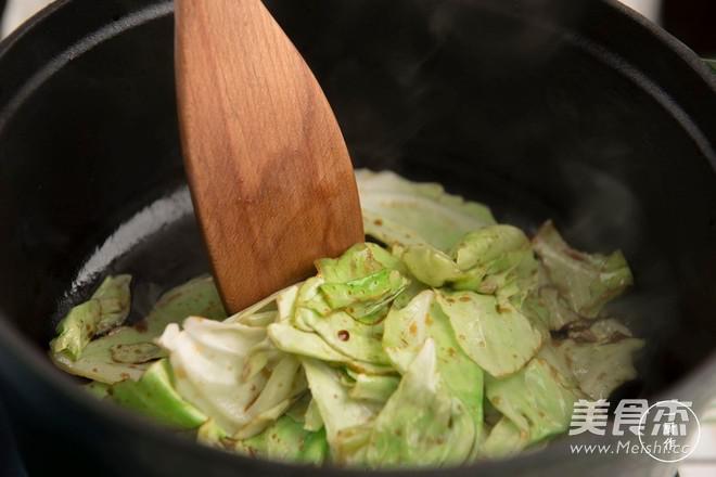 鑄鐵鍋版干鍋手撕包菜的做法-酸辣味干鍋菜譜