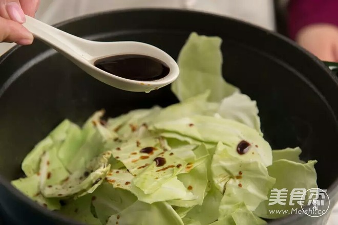 鑄鐵鍋版干鍋手撕包菜的做法-酸辣味干鍋菜譜