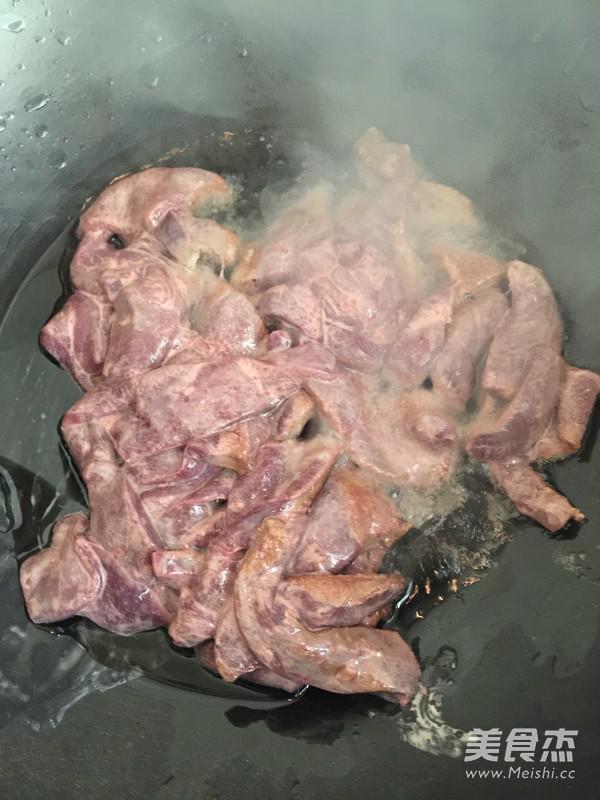 火爆豬肝的做法-香辣味炒菜譜-易網健康養生網 火爆豬肝的做法-香辣味炒菜譜