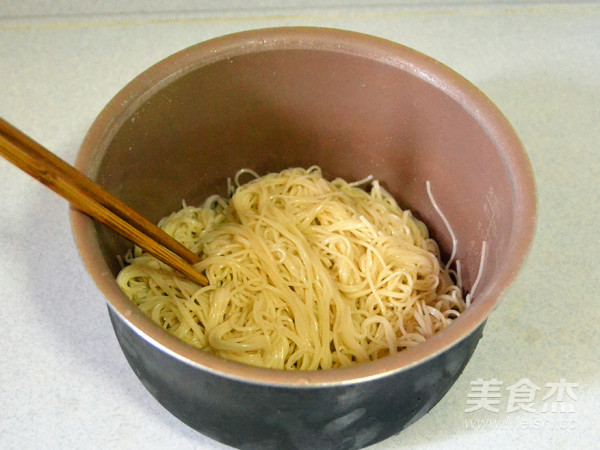 盛夏中的清涼味道—雞絲涼面的做法-咸鮮味拌菜譜-易網健康養生網 盛夏中的清涼味道—雞絲涼面的做法-咸鮮味拌菜譜