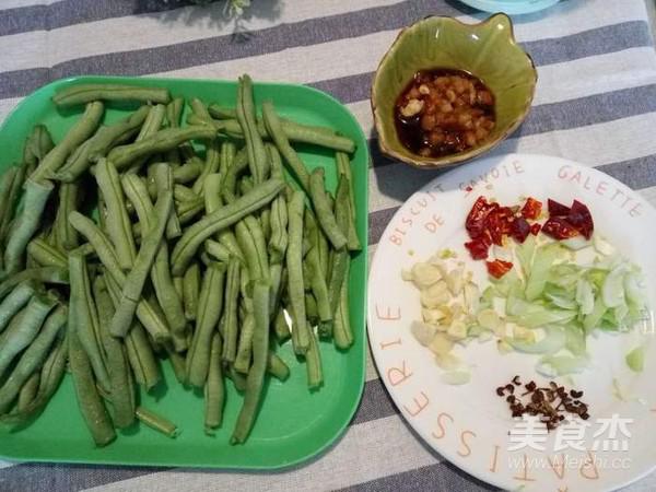 干煸四季豆的做法-家常味干煸菜譜-易網<a href=http://www.xllyou.com/ target=_blank class=infotextkey>健康養生</a>網 干煸四季豆的做法-家常味干煸菜譜
