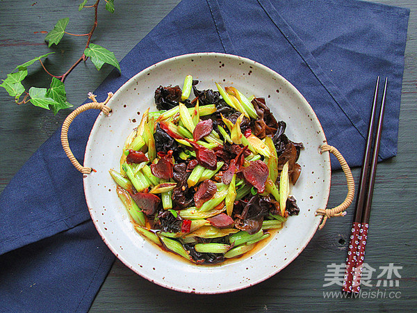 芹菜爆炒回鍋鴨胗的做法-家常味炒菜譜-易網健康養生網 芹菜爆炒回鍋鴨胗的做法-家常味炒菜譜
