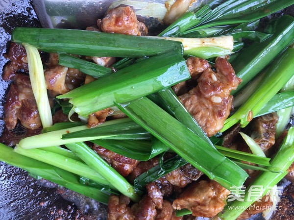 蒜苗炒排骨的做法-家常味炒菜譜-易網健康養生網 蒜苗炒排骨的做法-家常味炒菜譜