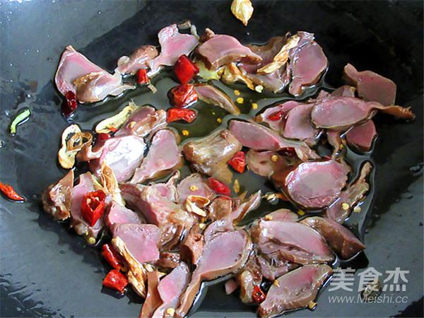 芹菜爆炒回鍋鴨胗的做法-家常味炒菜譜-易網健康養生網 芹菜爆炒回鍋鴨胗的做法-家常味炒菜譜