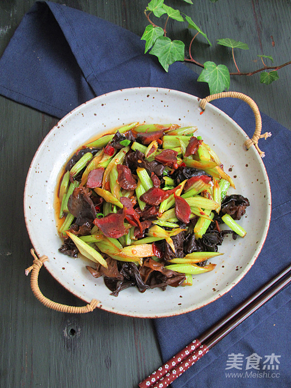 芹菜爆炒回鍋鴨胗的做法-家常味炒菜譜-易網健康養生網 芹菜爆炒回鍋鴨胗的做法-家常味炒菜譜