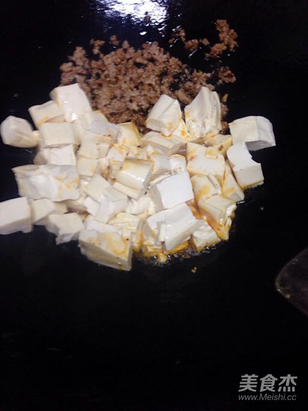 肉末老干媽豆腐的做法-家常味燒菜譜-易網(wǎng)健康養(yǎng)生網(wǎng) 肉末老干媽豆腐的做法-家常味燒菜譜