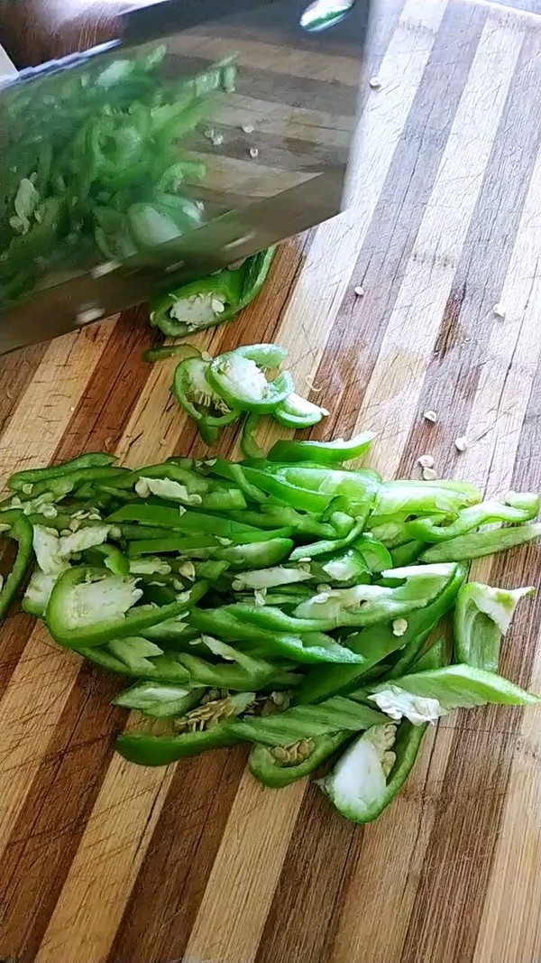 辣椒炒豬肉皮的做法-香辣味炒菜譜-易網<a href=http://www.xllyou.com/ target=_blank class=infotextkey>健康養生</a>網 辣椒炒豬肉皮的做法-香辣味炒菜譜