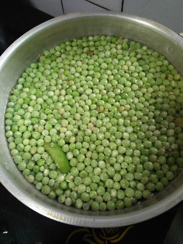 新鮮豌豆燒鴨子的做法-咸鮮味燒菜譜-易網<a href=http://www.xllyou.com/ target=_blank class=infotextkey>健康養生</a>網 新鮮豌豆燒鴨子的做法-咸鮮味燒菜譜