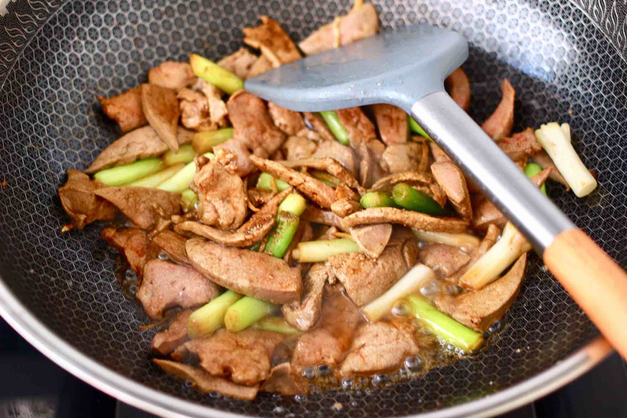 蒜苗爆肝尖的做法-蒜香味爆菜譜-易網健康養生網 蒜苗爆肝尖的做法-蒜香味爆菜譜