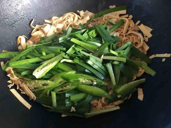 韭菜千張炒肉絲的做法-家常味炒菜譜-易網健康養(yǎng)生網 韭菜千張炒肉絲的做法-家常味炒菜譜