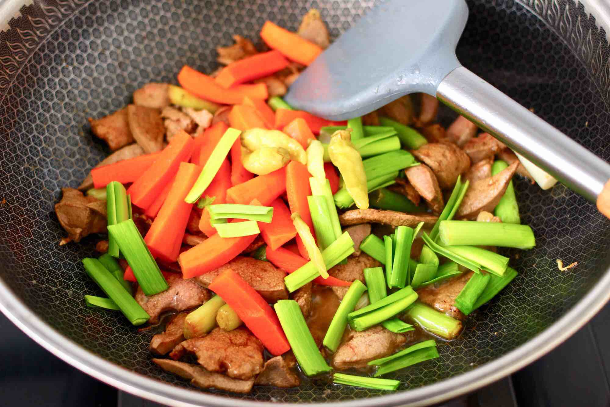 蒜苗爆肝尖的做法-蒜香味爆菜譜-易網健康養生網 蒜苗爆肝尖的做法-蒜香味爆菜譜