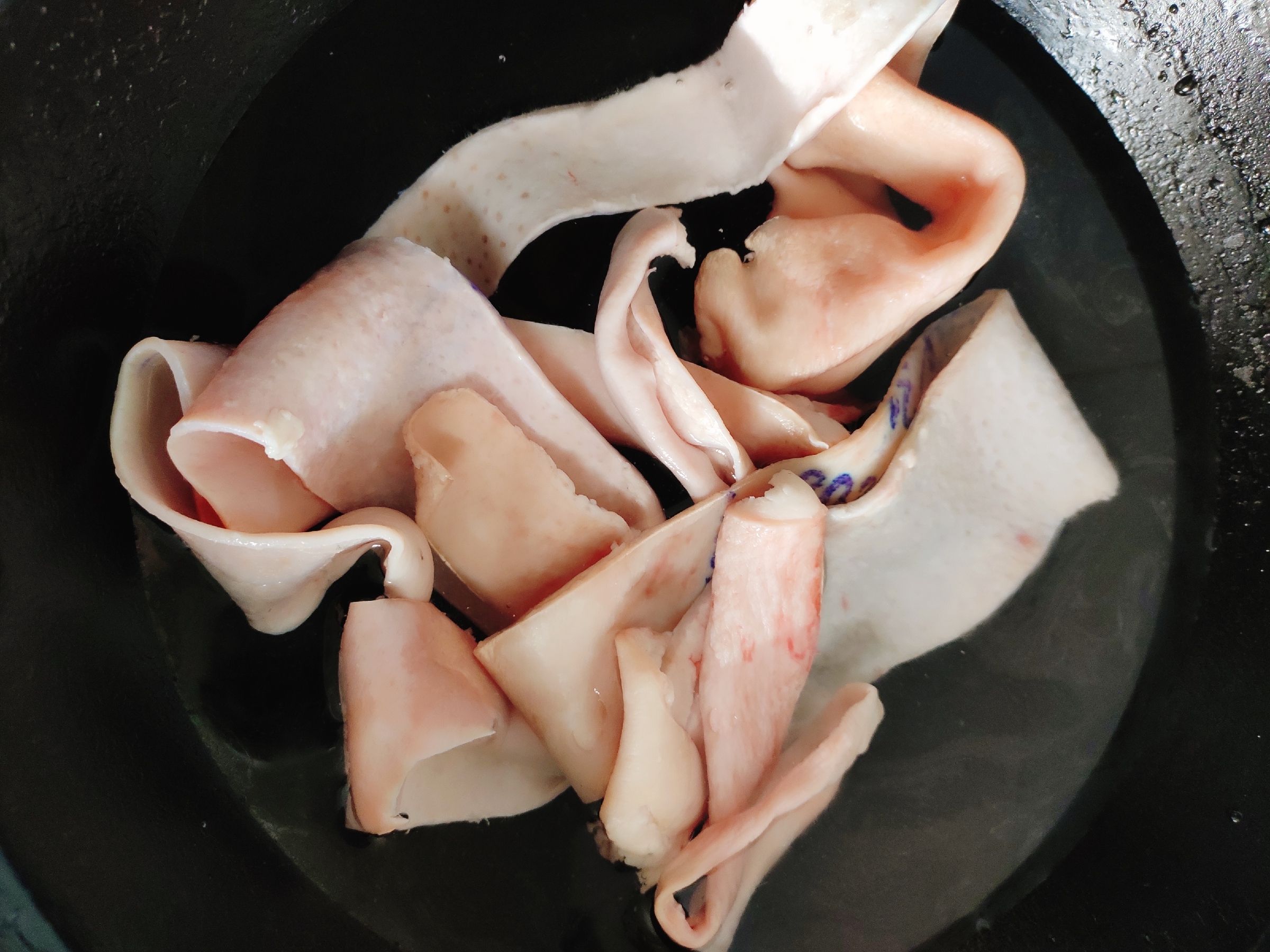 自制皮凍的做法-咸鮮味煮菜譜-易網(wǎng)<a href=http://www.xllyou.com/ target=_blank class=infotextkey>健康養(yǎng)生</a>網(wǎng) 自制皮凍的做法-咸鮮味煮菜譜