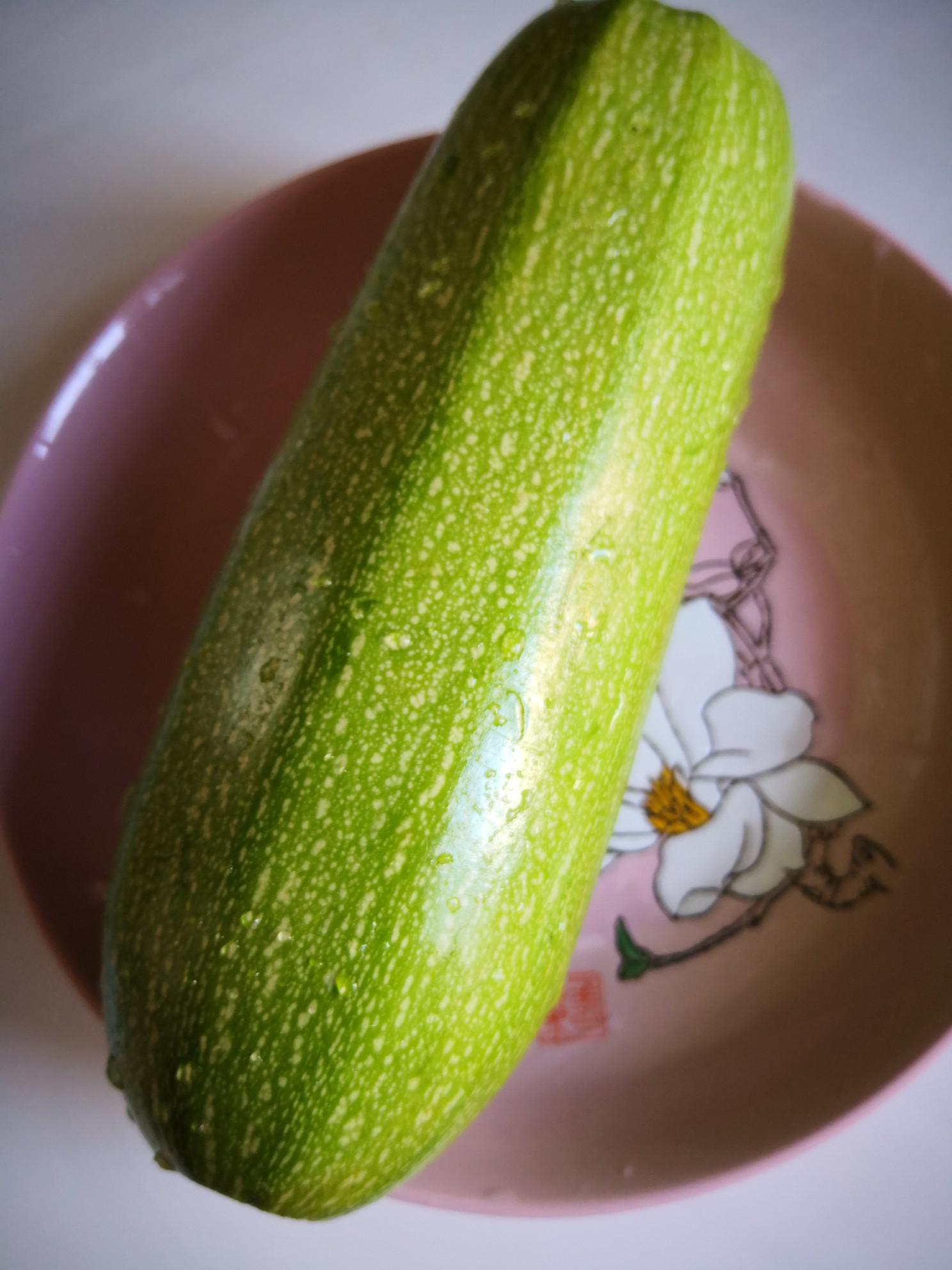 鮮蝦炒西葫蘆的做法-家常味炒菜譜-易網(wǎng)<a href=http://www.xllyou.com/ target=_blank class=infotextkey>健康養(yǎng)生</a>網(wǎng) 鮮蝦炒西葫蘆的做法-家常味炒菜譜