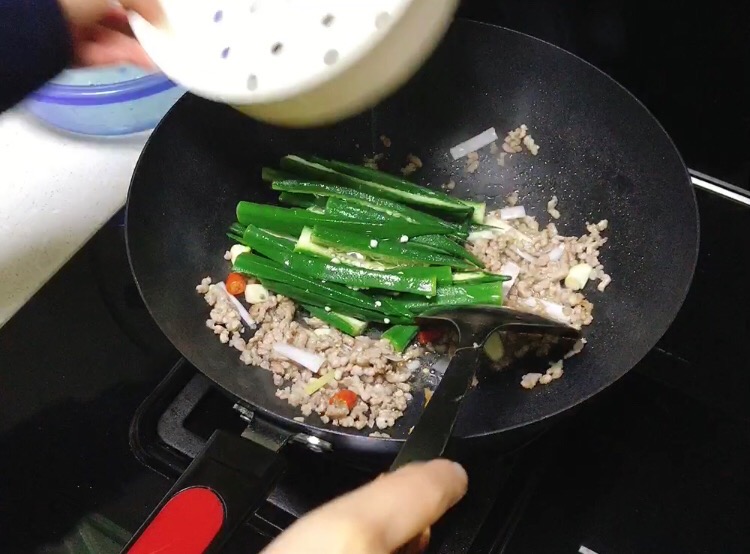秋葵炒肉末的做法-咸鮮味炒菜譜-易網健康養生網 秋葵炒肉末的做法-咸鮮味炒菜譜