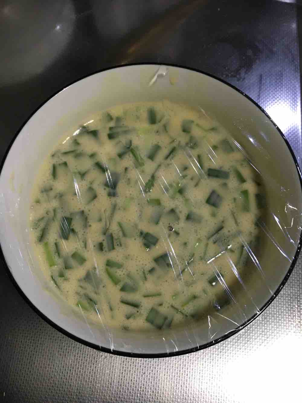 韭菜雞蛋餅的做法-咸鮮味煎菜譜-易網(wǎng)<a href=http://www.xllyou.com/ target=_blank class=infotextkey>健康養(yǎng)生</a>網(wǎng) 韭菜雞蛋餅的做法-咸鮮味煎菜譜