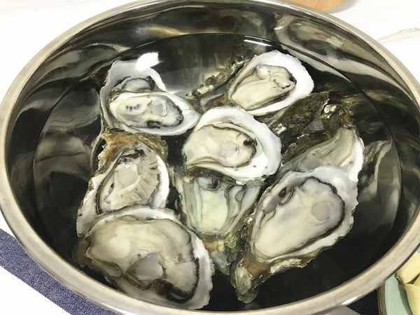 蒜蓉烤生蠔的做法-咸鮮味烤菜譜-易網(wǎng)<a href=http://www.xllyou.com/ target=_blank class=infotextkey>健康養(yǎng)生</a>網(wǎng) 蒜蓉烤生蠔的做法-咸鮮味烤菜譜