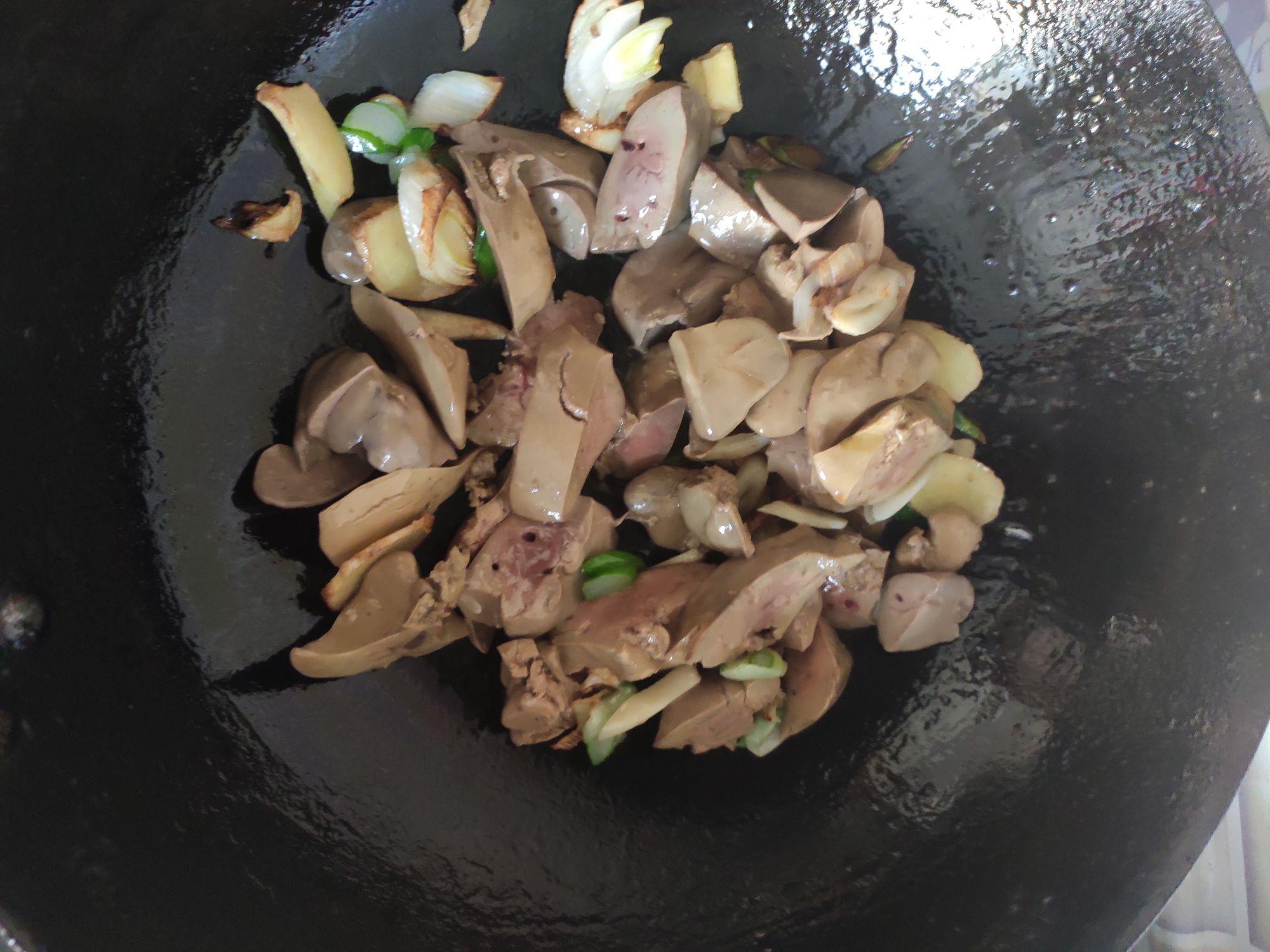 辣炒雞肝的做法-香辣味炒菜譜-易網(wǎng)健康養(yǎng)生網(wǎng) 辣炒雞肝的做法-香辣味炒菜譜