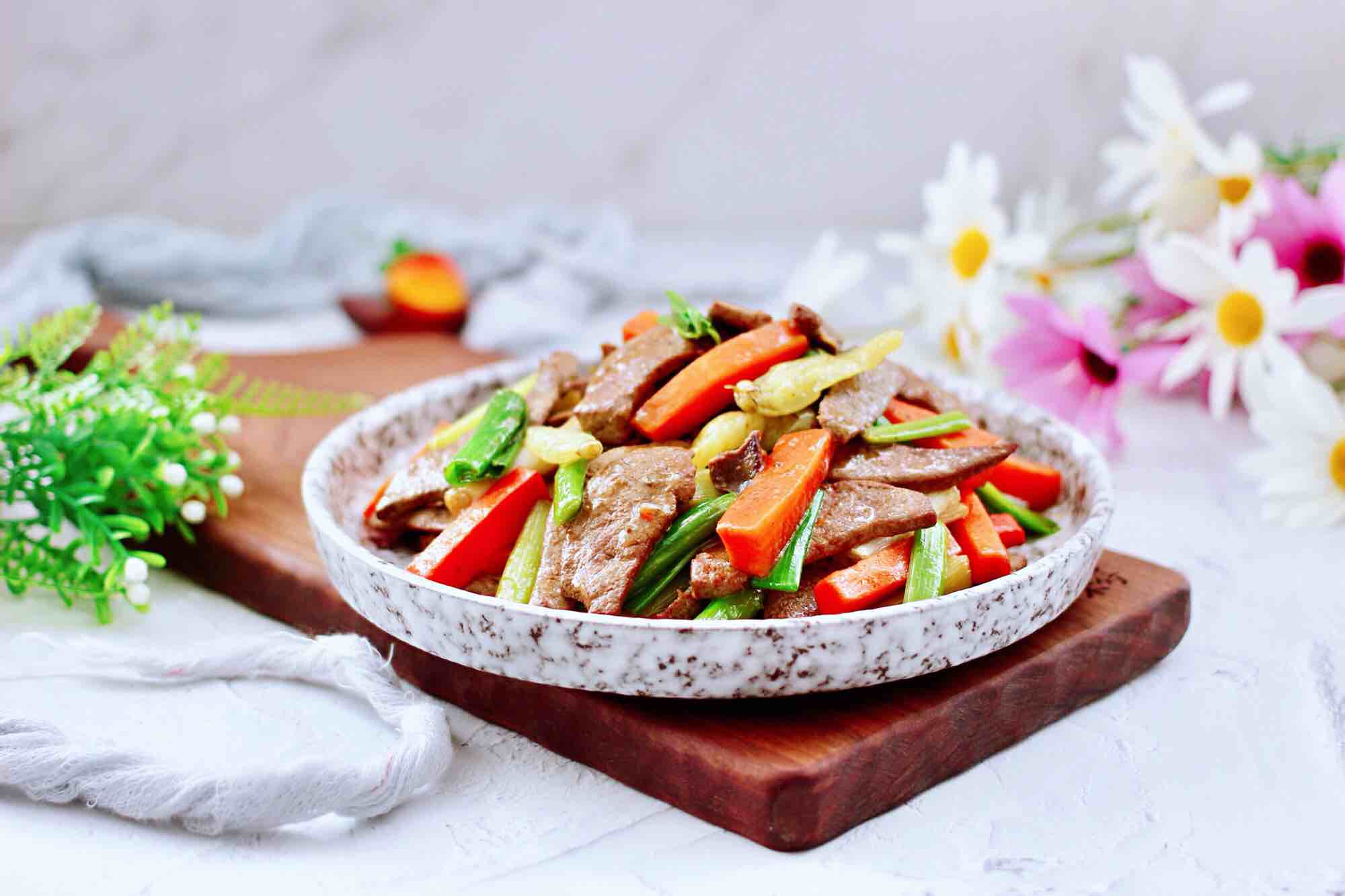 蒜苗爆肝尖的做法-蒜香味爆菜譜-易網健康養生網 蒜苗爆肝尖的做法-蒜香味爆菜譜