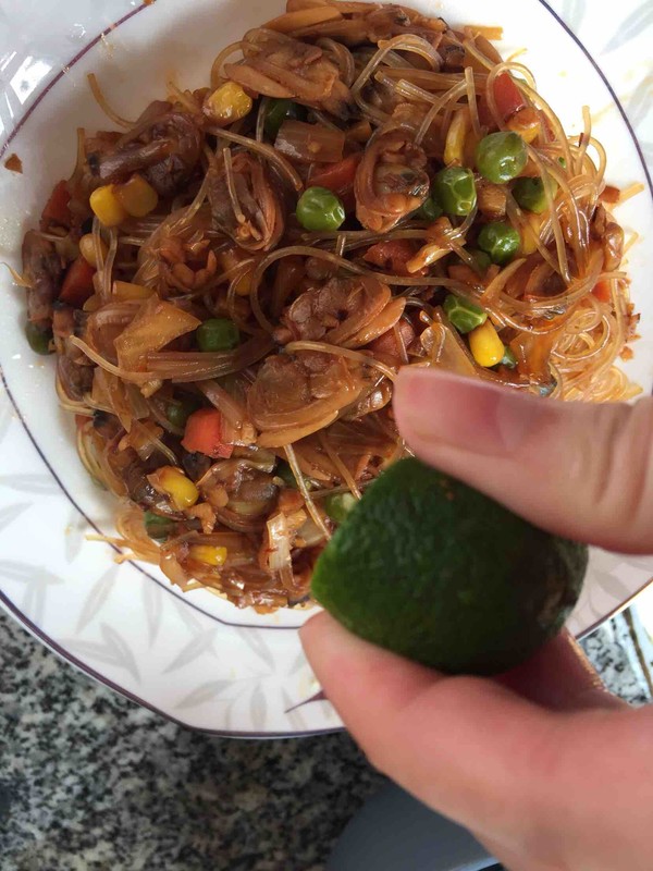 冬蔭功炒米粉的做法-咸鮮味炒菜譜-易網健康養生網 冬蔭功炒米粉的做法-咸鮮味炒菜譜