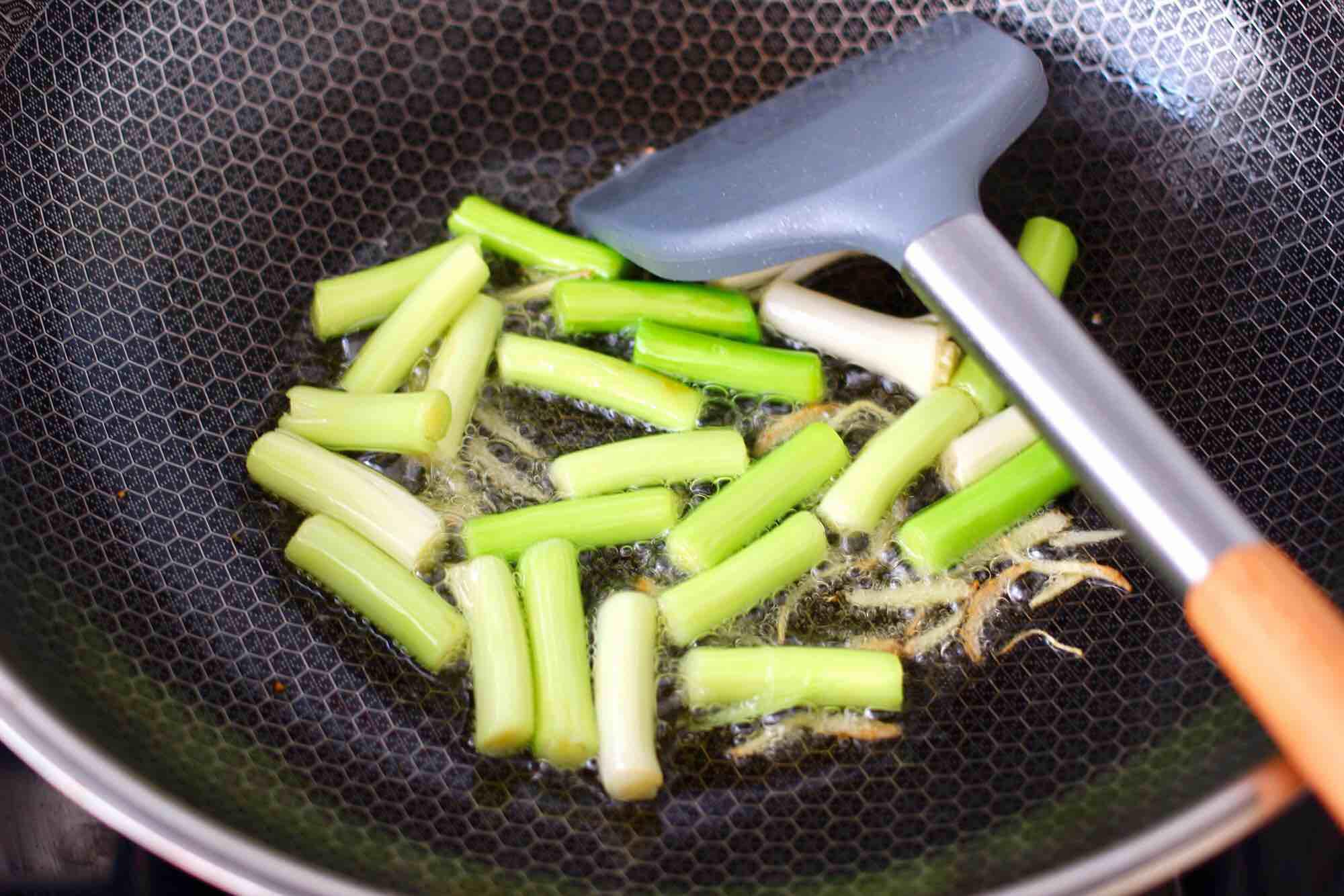 蒜苗爆肝尖的做法-蒜香味爆菜譜-易網健康養生網 蒜苗爆肝尖的做法-蒜香味爆菜譜