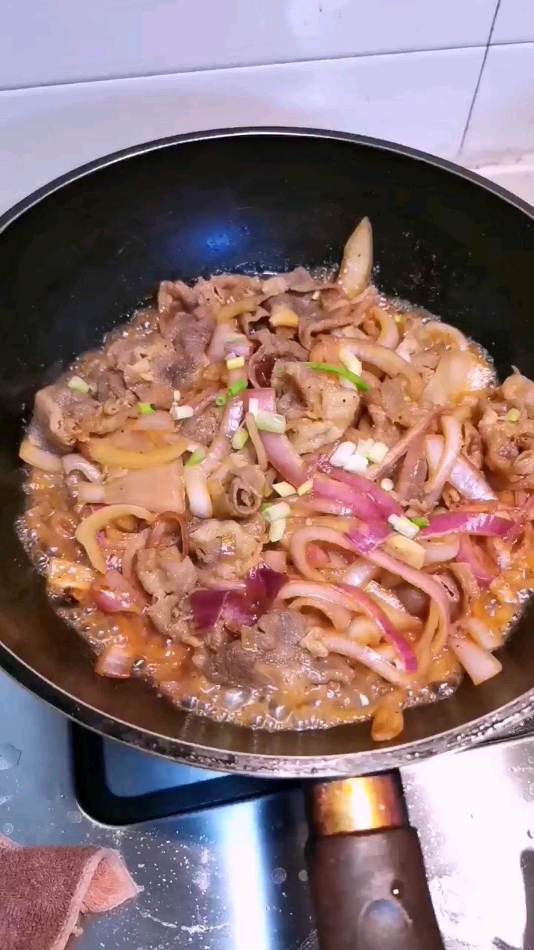 洋蔥炒肥牛的做法-家常味炒菜譜-易網健康養生網 洋蔥炒肥牛的做法-家常味炒菜譜