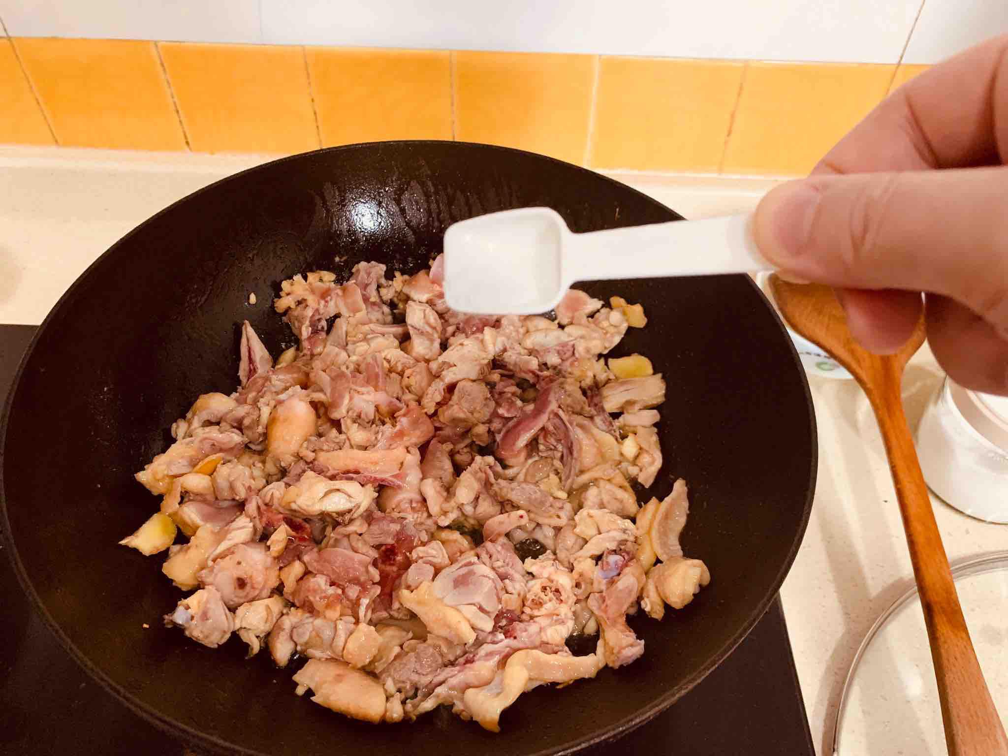 油燜雞的做法-家常味燜菜譜-易網健康養生網 油燜雞的做法-家常味燜菜譜