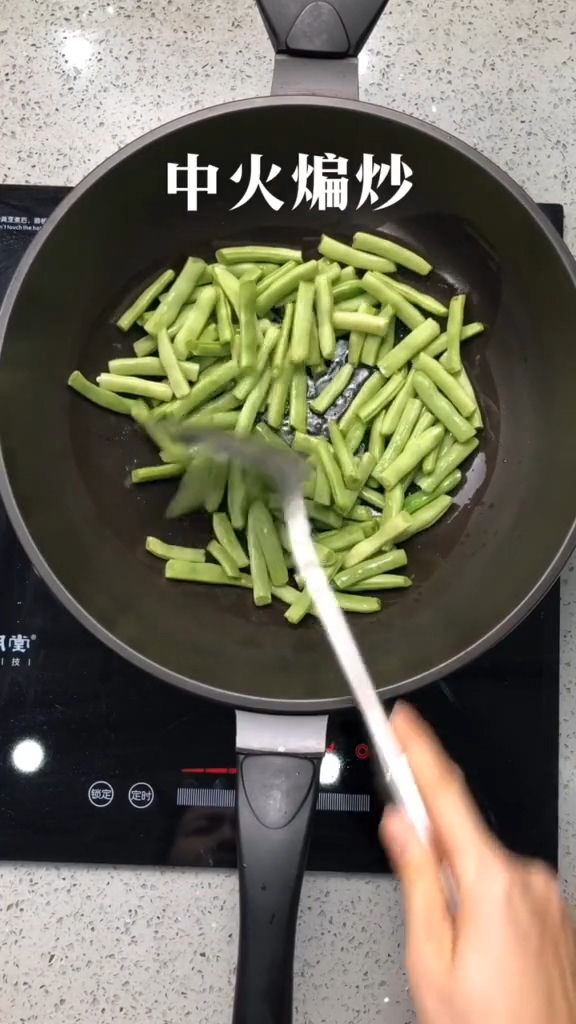 干煸豆角的做法-香辣味炒菜譜-易網<a href=http://www.xllyou.com/ target=_blank class=infotextkey>健康養生</a>網 干煸豆角的做法-香辣味炒菜譜