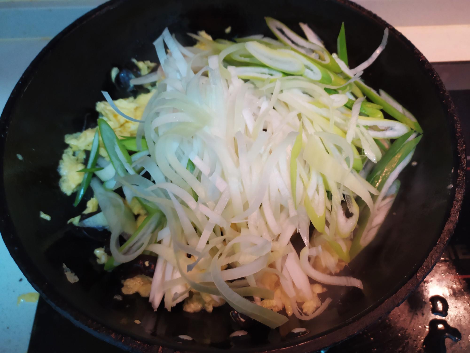 蔥白炒雞蛋木耳的做法-家常味炒菜譜-易網健康養生網 蔥白炒雞蛋木耳的做法-家常味炒菜譜