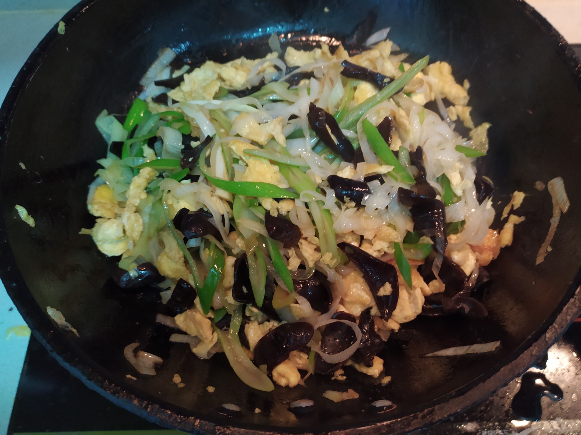 蔥白炒雞蛋木耳的做法-家常味炒菜譜-易網健康養生網 蔥白炒雞蛋木耳的做法-家常味炒菜譜