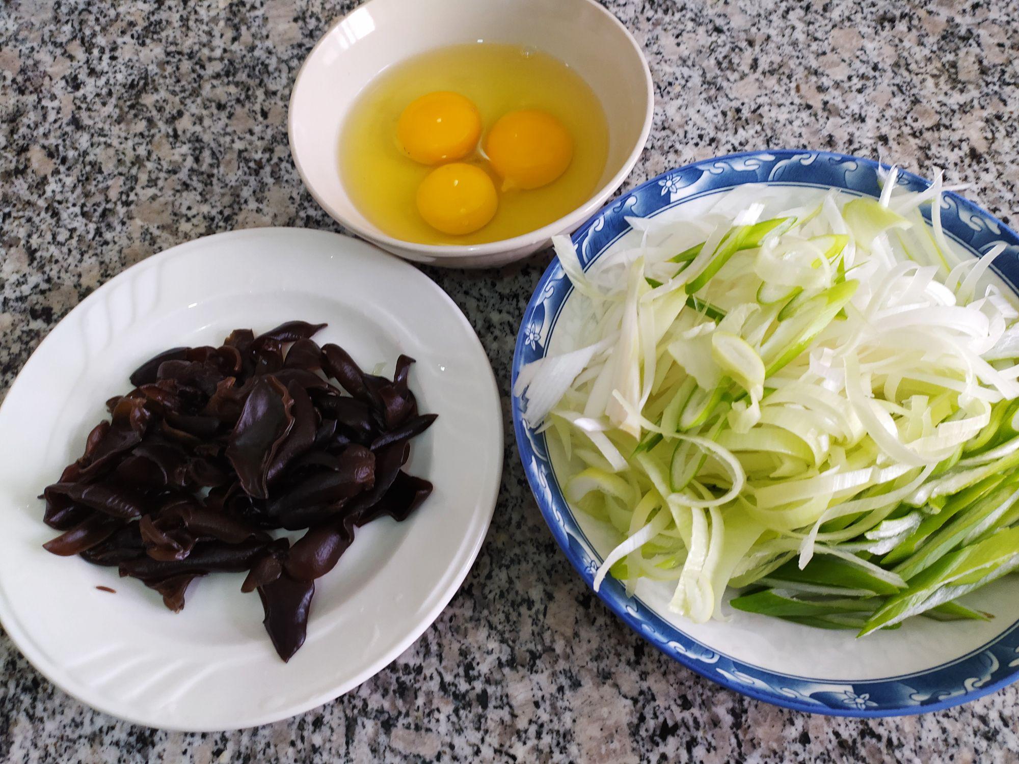 蔥白炒雞蛋木耳的做法-家常味炒菜譜-易網<a href=http://www.xllyou.com/ target=_blank class=infotextkey>健康養生</a>網 蔥白炒雞蛋木耳的做法-家常味炒菜譜