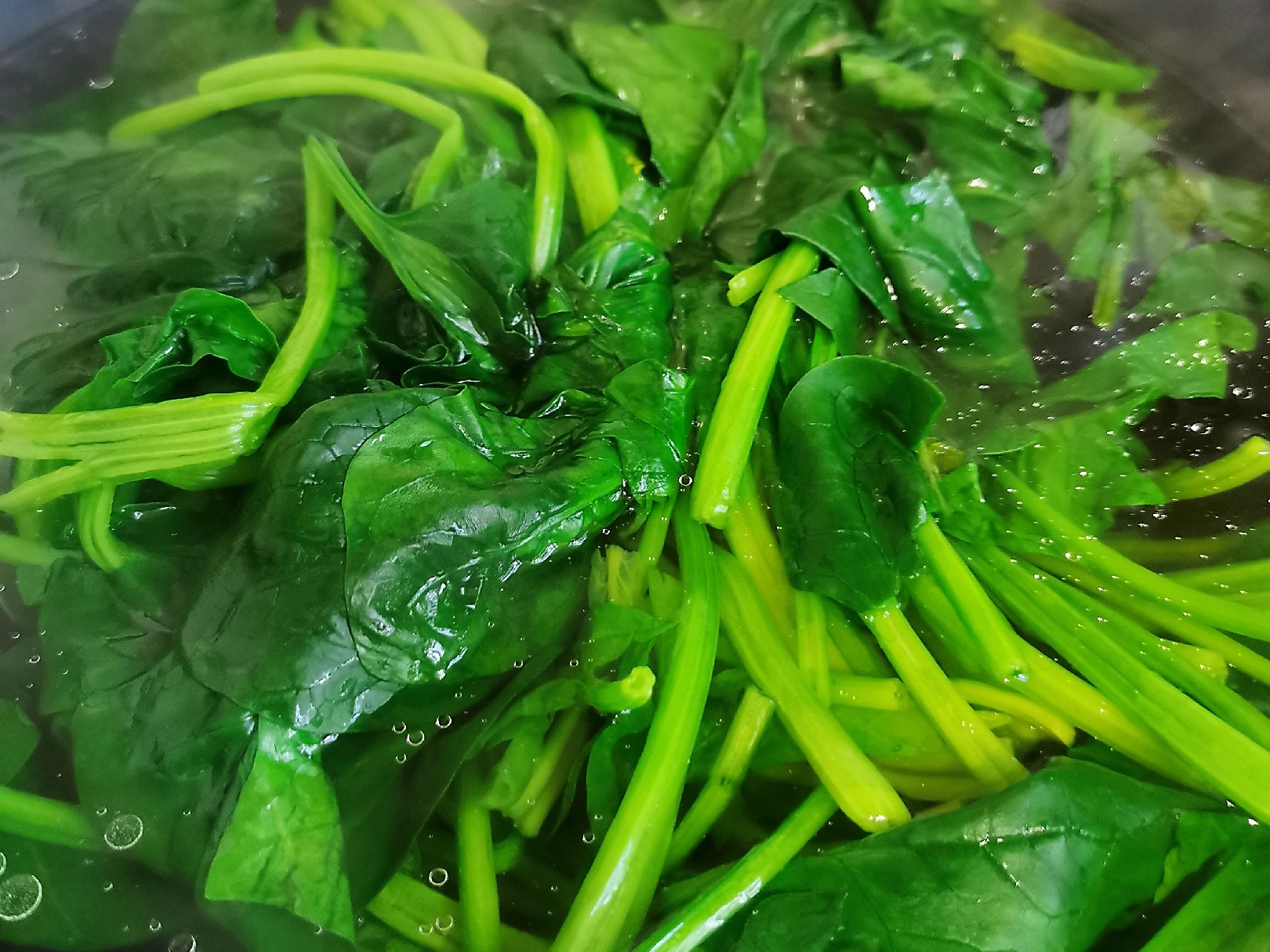 上湯菠菜的做法-咸鮮味煮菜譜-易網<a href=http://www.xllyou.com/ target=_blank class=infotextkey>健康養生</a>網 上湯菠菜的做法-咸鮮味煮菜譜