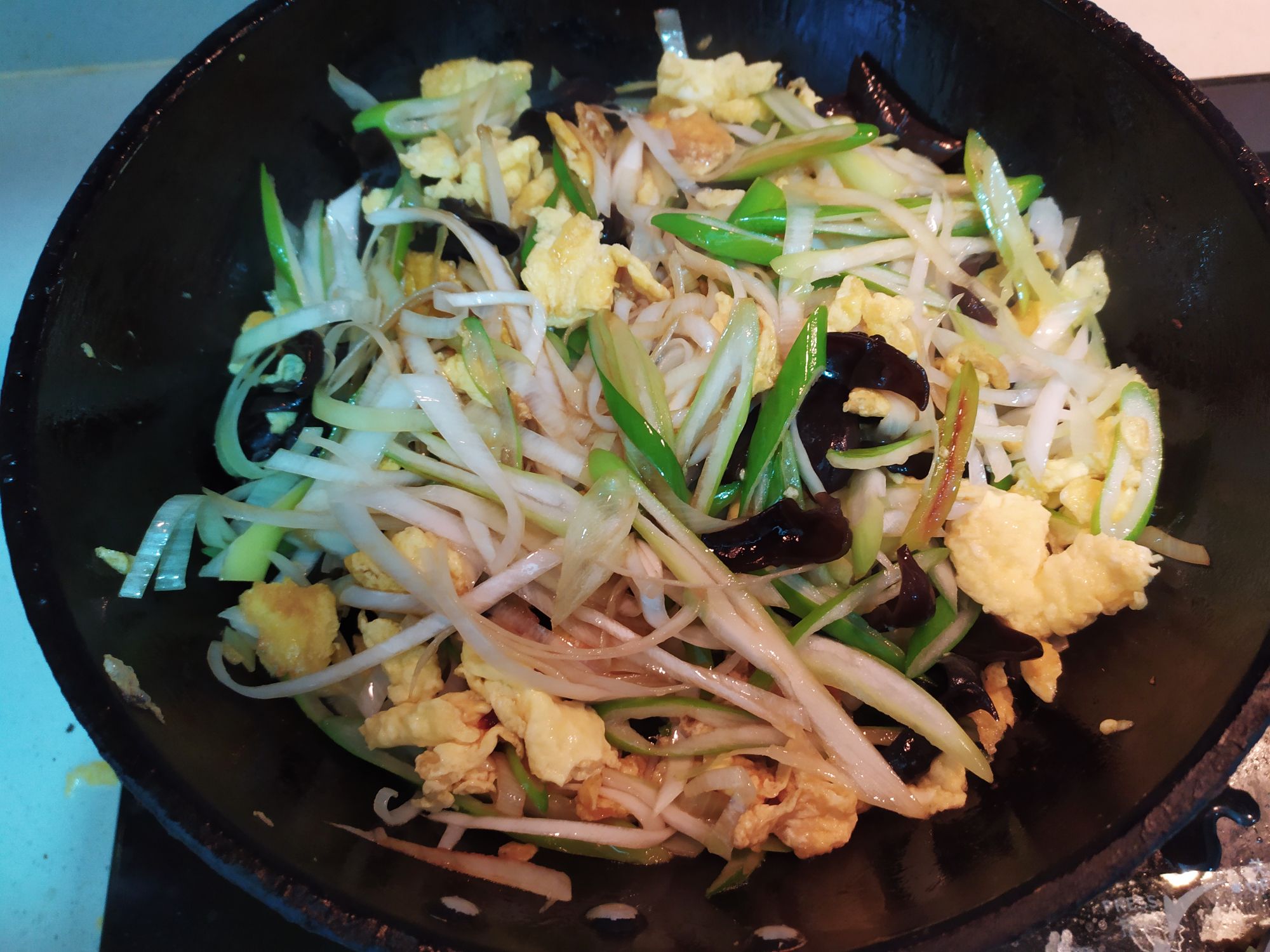 蔥白炒雞蛋木耳的做法-家常味炒菜譜-易網健康養生網 蔥白炒雞蛋木耳的做法-家常味炒菜譜