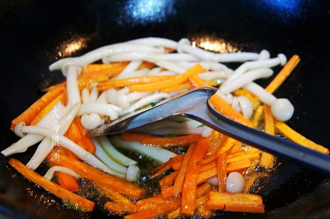 韭菜炒白玉菇的做法-家常味炒菜譜-易網(wǎng)健康養(yǎng)生網(wǎng) 韭菜炒白玉菇的做法-家常味炒菜譜