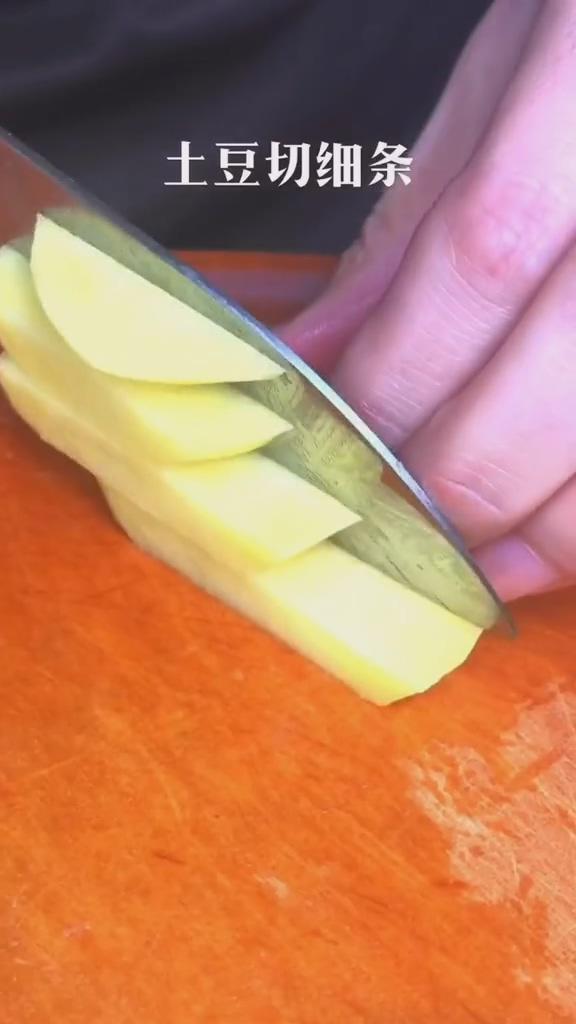 土豆里脊肉卷的做法-家常味炒菜譜-易網(wǎng)<a href=http://www.xllyou.com/ target=_blank class=infotextkey>健康養(yǎng)生</a>網(wǎng) 土豆里脊肉卷的做法-家常味炒菜譜