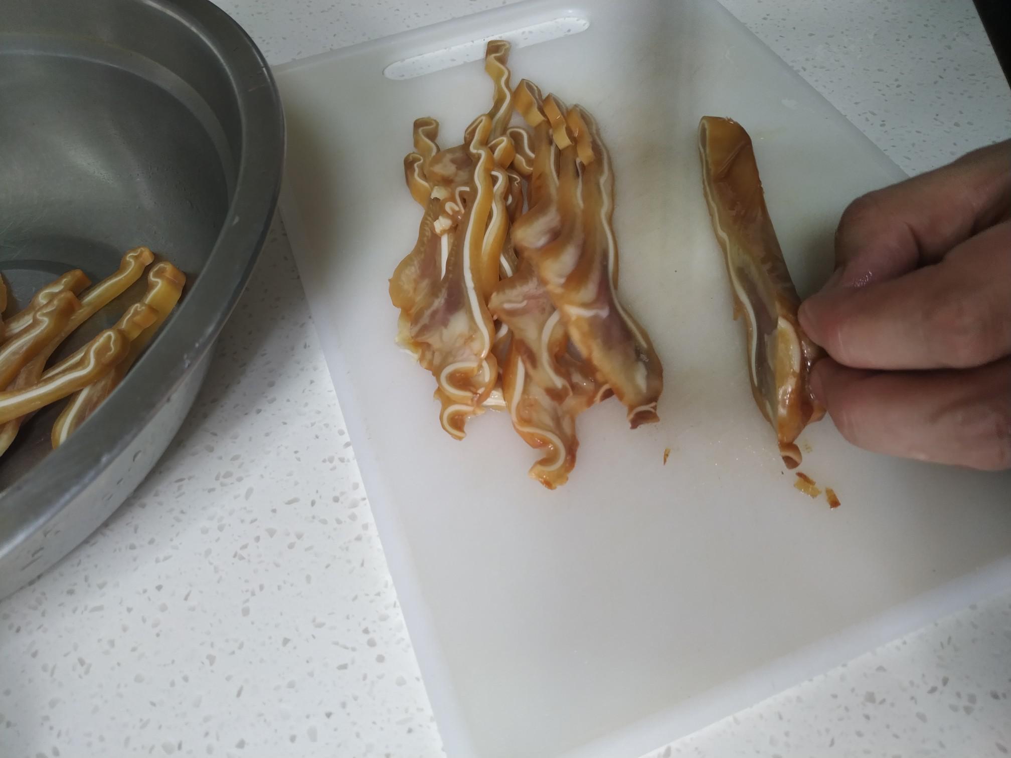 黃瓜豬耳的做法-家常味拌菜譜-易網(wǎng)<a href=http://www.xllyou.com/ target=_blank class=infotextkey>健康養(yǎng)生</a>網(wǎng) 黃瓜豬耳的做法-家常味拌菜譜