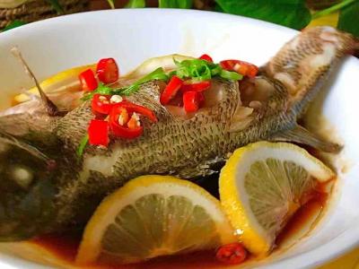 酸辣檸檬蒸鱸魚(yú)的做法-酸辣味蒸菜譜