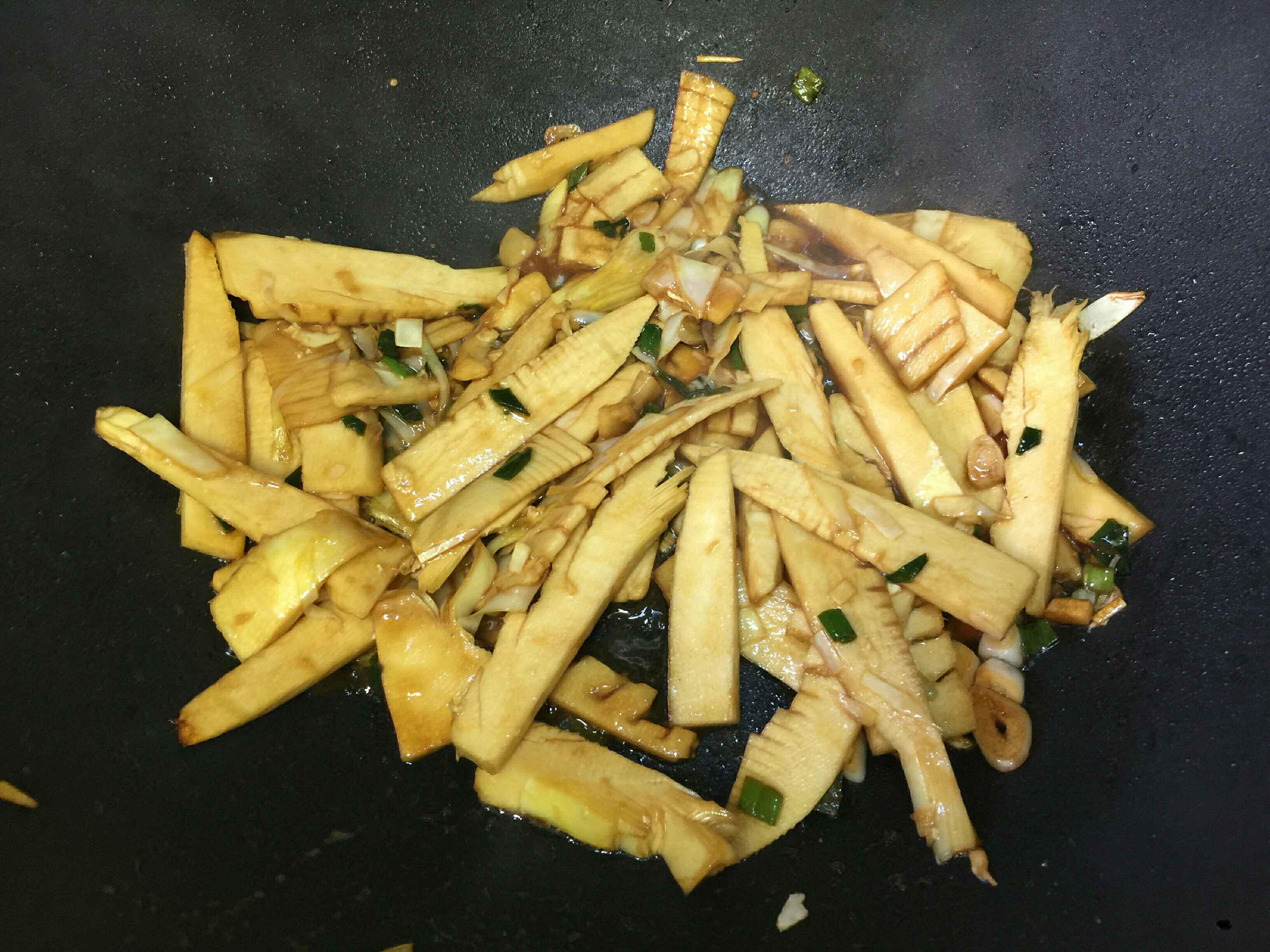 油燜筍的做法-家常味炒菜譜-易網(wǎng)健康養(yǎng)生網(wǎng) 油燜筍的做法-家常味炒菜譜