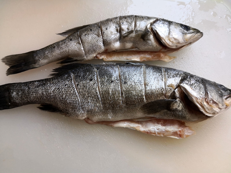 鱸魚(yú)燉蘿卜的做法-家常味燉菜譜-易網(wǎng)<a href=http://www.xllyou.com/ target=_blank class=infotextkey>健康養(yǎng)生</a>網(wǎng) 鱸魚(yú)燉蘿卜的做法-家常味燉菜譜