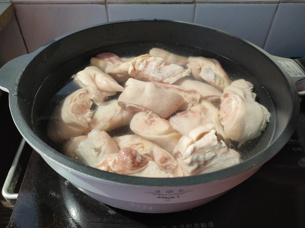 豬腳燉黃豆芽的做法-家常味燉菜譜-易網(wǎng)健康養(yǎng)生網(wǎng) 豬腳燉黃豆芽的做法-家常味燉菜譜