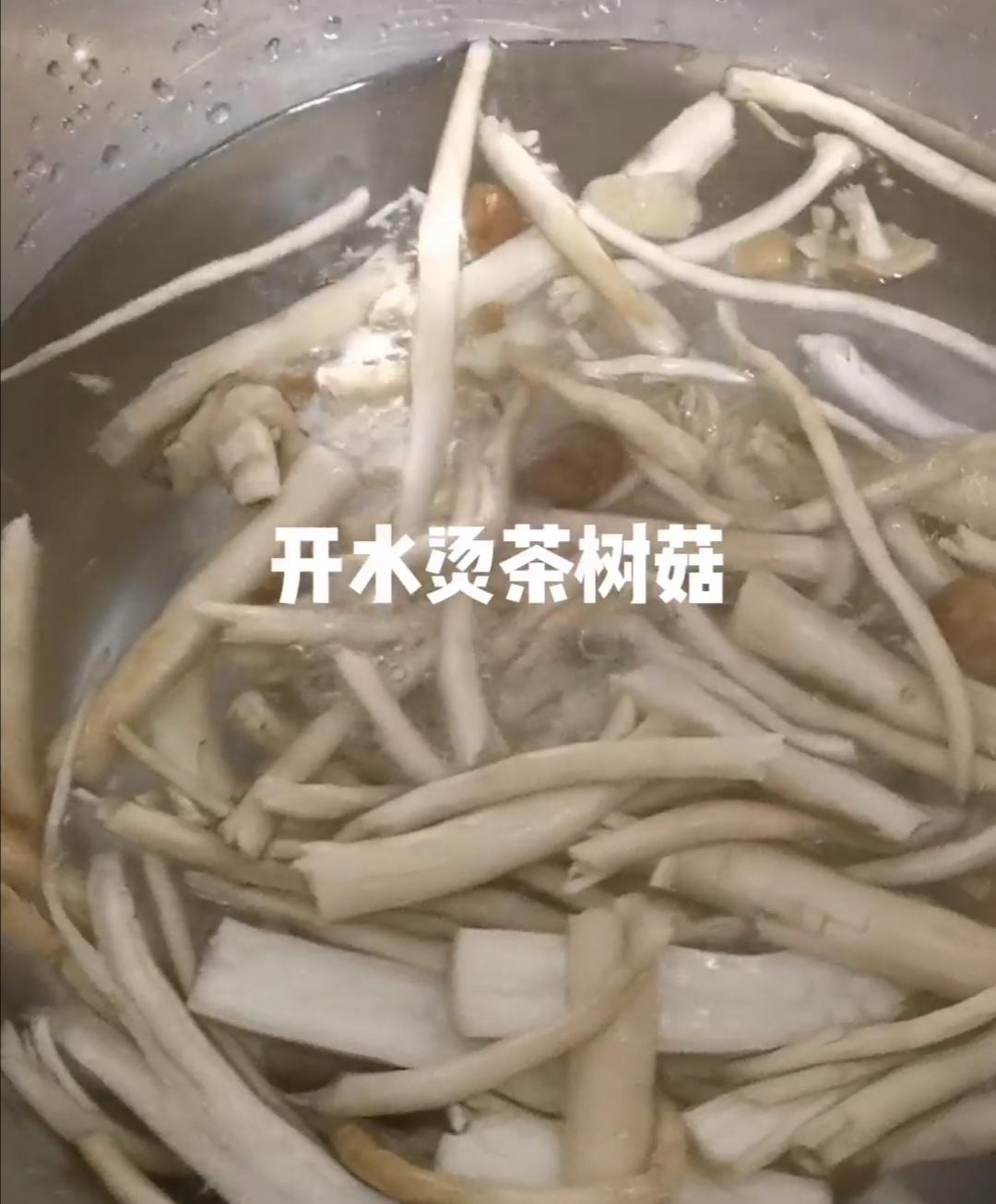 茶樹菇胡蘿卜炒雞肉的做法-家常味炒菜譜-易網<a href=http://www.xllyou.com/ target=_blank class=infotextkey>健康養生</a>網 茶樹菇胡蘿卜炒雞肉的做法-家常味炒菜譜