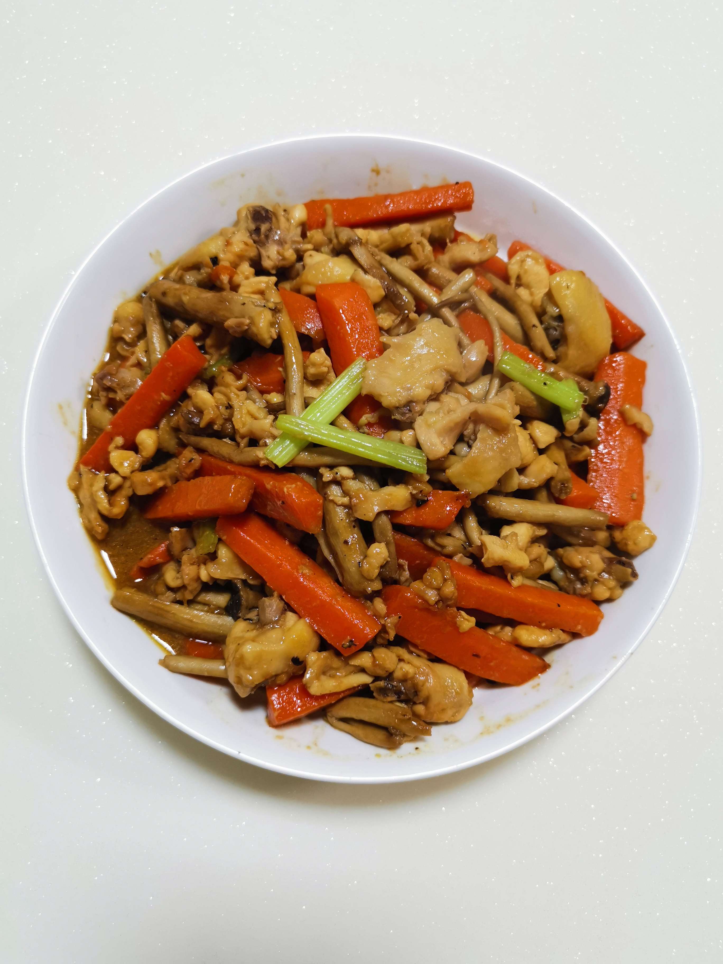 茶樹菇胡蘿卜炒雞肉的做法-家常味炒菜譜-易網健康養生網 茶樹菇胡蘿卜炒雞肉的做法-家常味炒菜譜