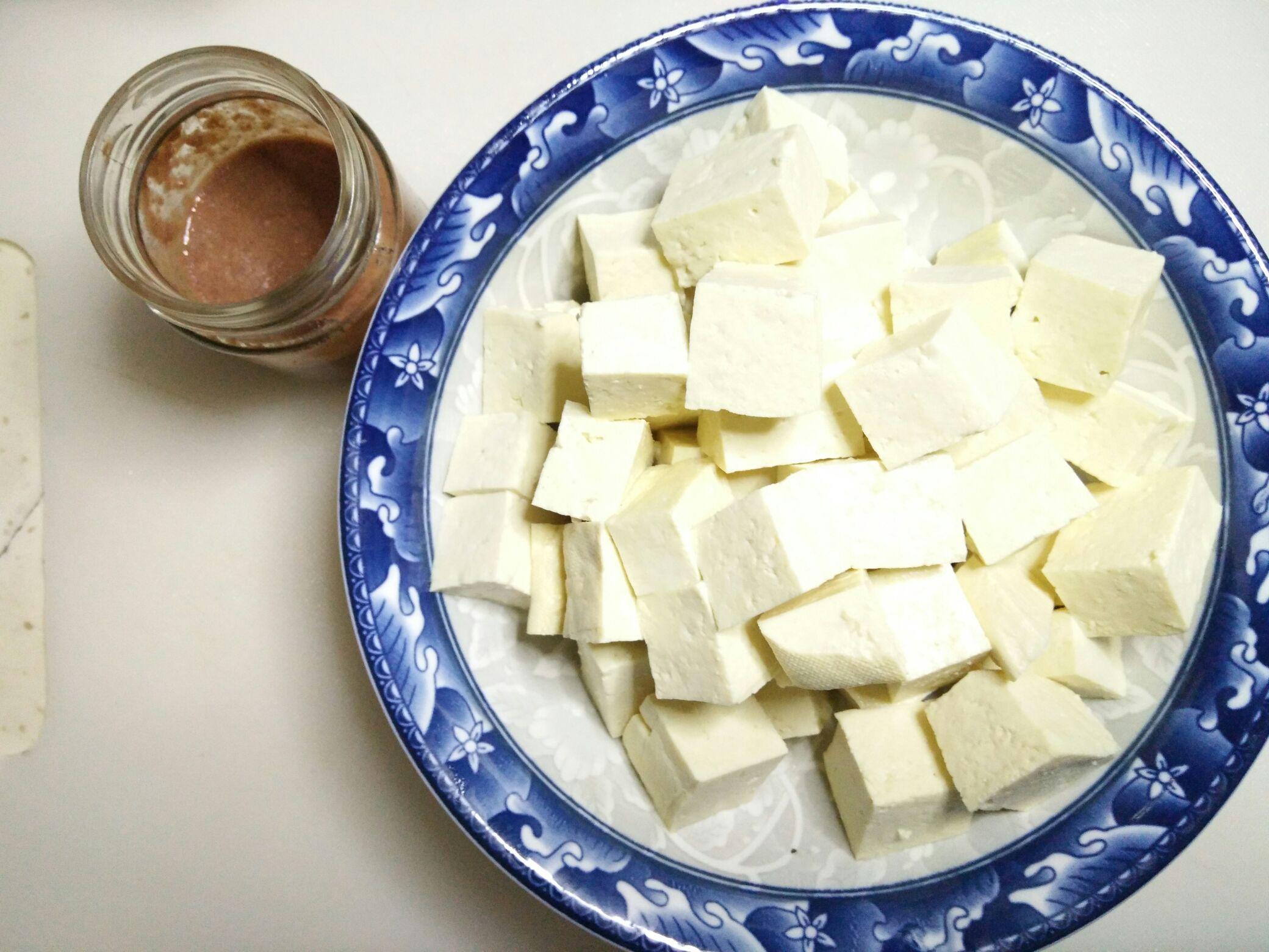 蝦醬燉豆腐的做法-咸鮮味燉菜譜-易網<a href=http://www.xllyou.com/ target=_blank class=infotextkey>健康養生</a>網 蝦醬燉豆腐的做法-咸鮮味燉菜譜