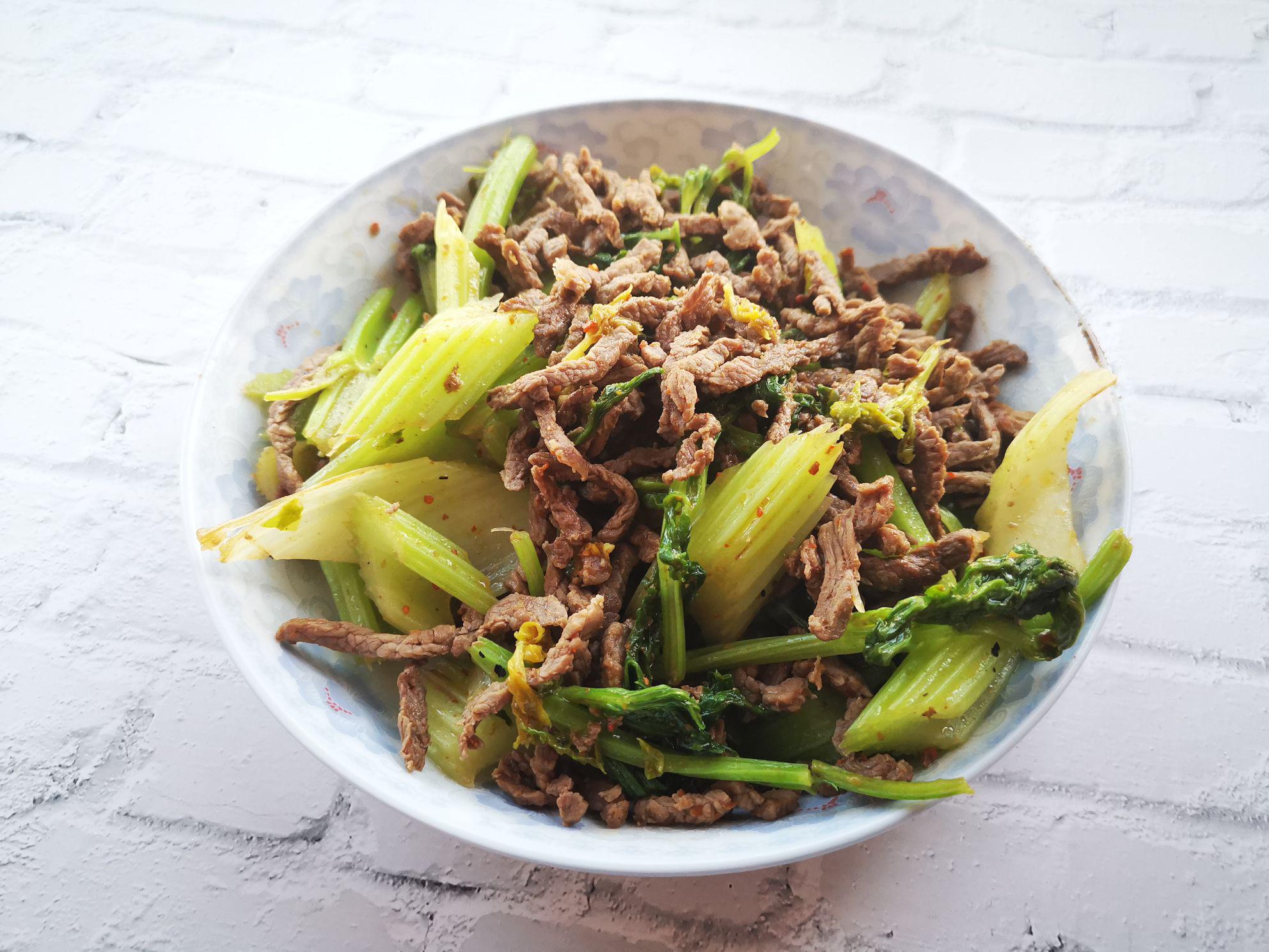 芹菜炒牛肉絲的做法-家常味炒菜譜-易網健康養生網 芹菜炒牛肉絲的做法-家常味炒菜譜
