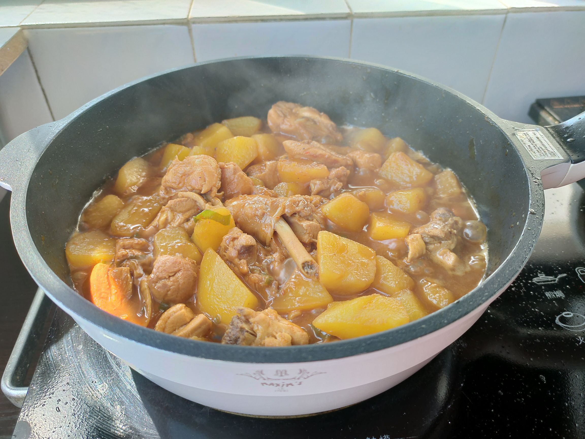 醬香土豆雞塊的家常做法，土豆的軟糯配上雞肉的湯汁，營養(yǎng)又好吃的做法-家常味燉菜譜