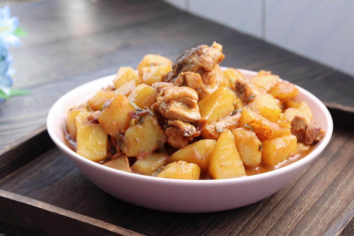 醬香土豆雞塊的家常做法，土豆的軟糯配上雞肉的湯汁，營養(yǎng)又好吃的做法-家常味燉菜譜