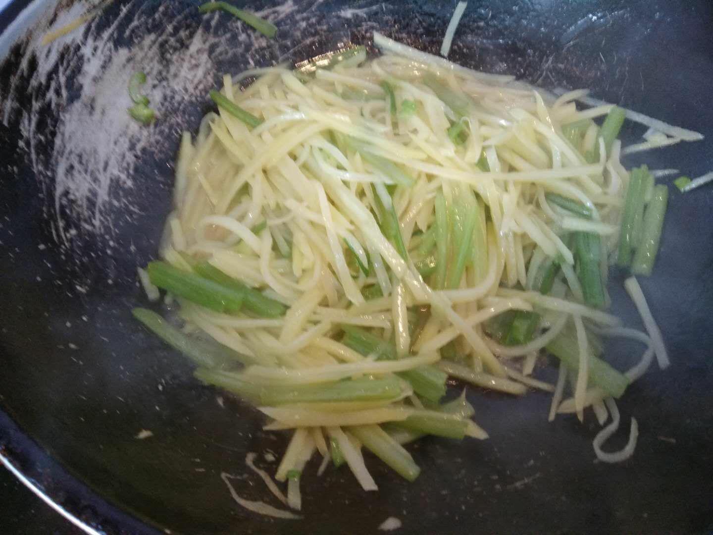 土豆絲炒芹菜的做法-家常味炒菜譜