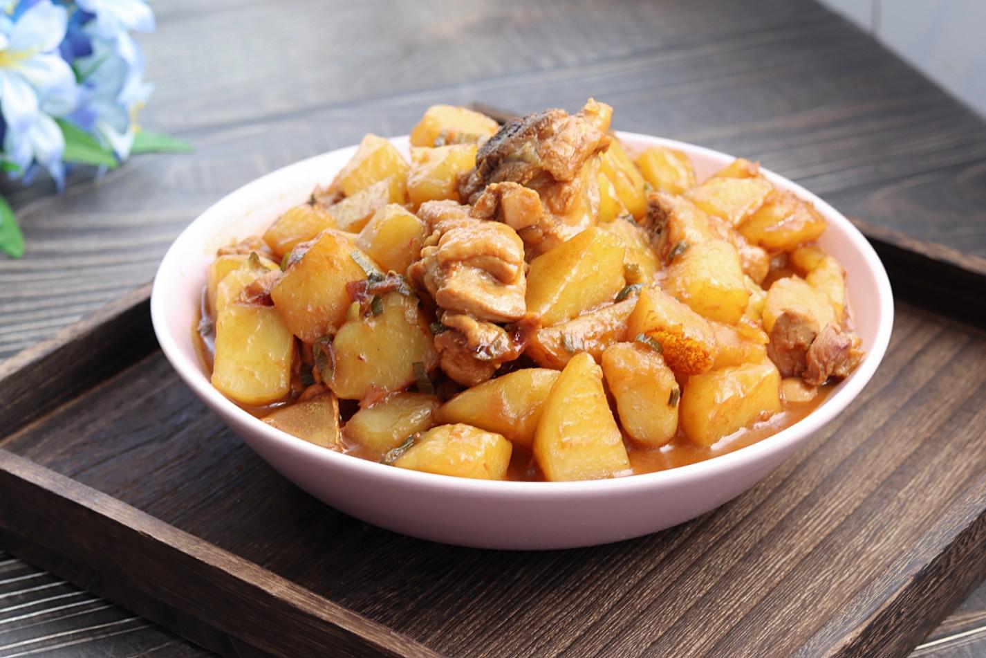醬香土豆雞塊的家常做法，土豆的軟糯配上雞肉的湯汁，營養(yǎng)又好吃的做法-家常味燉菜譜