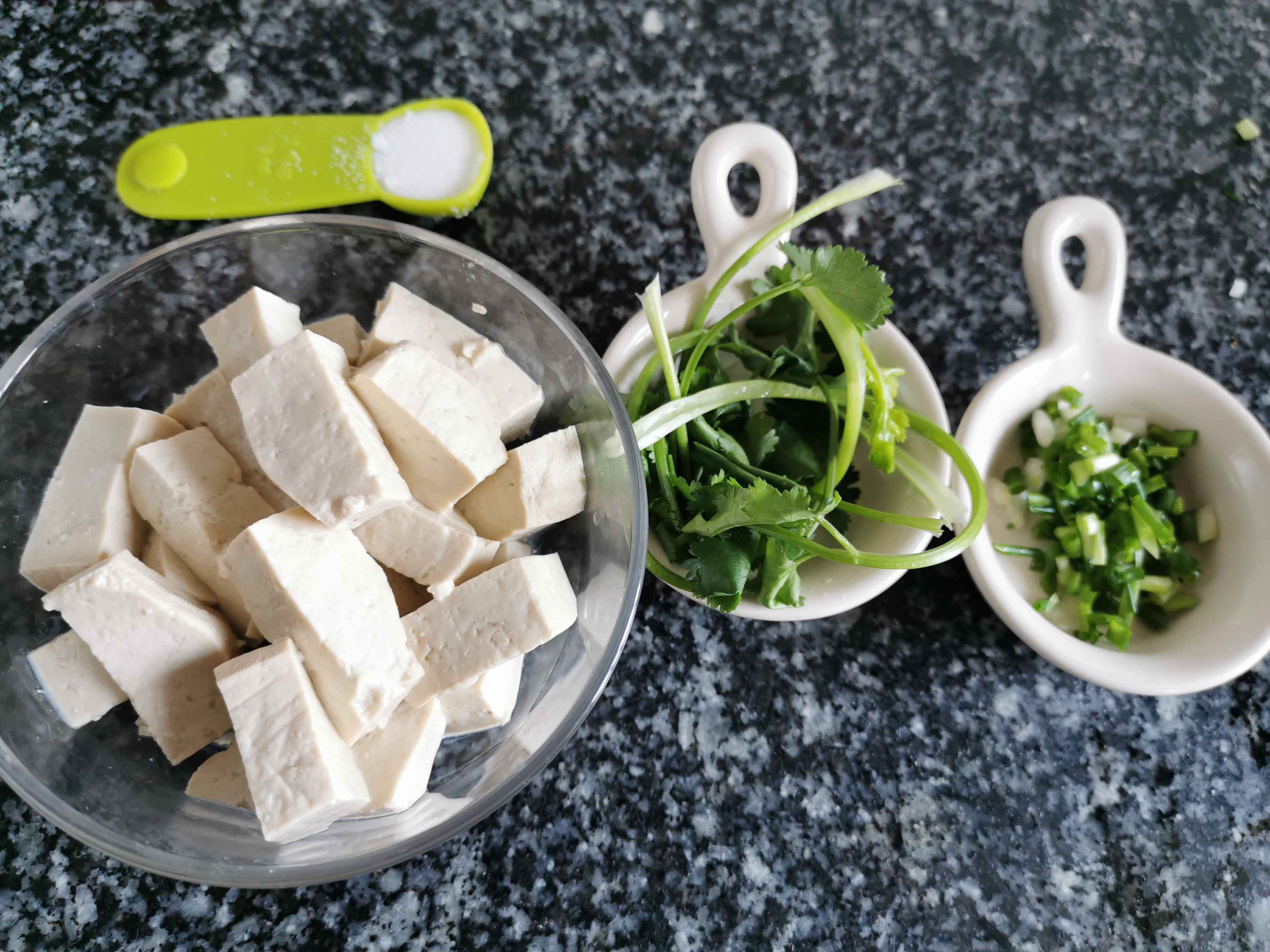 鯽魚豆腐湯的做法-家常味燉菜譜-易網健康養生網 鯽魚豆腐湯的做法-家常味燉菜譜