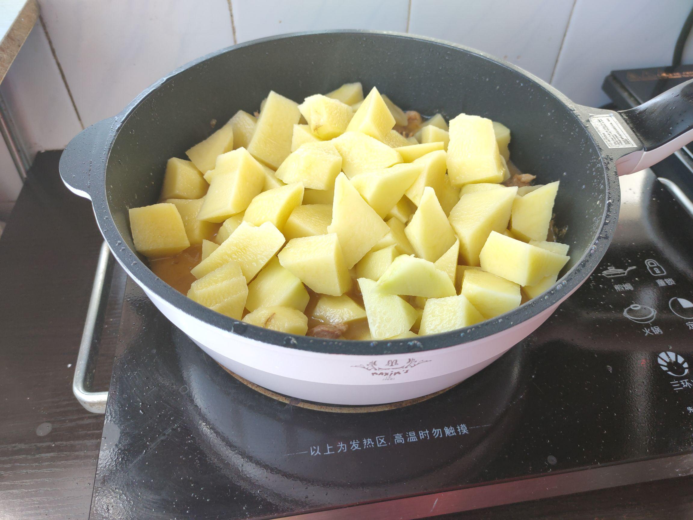 醬香土豆雞塊的家常做法，土豆的軟糯配上雞肉的湯汁，營養(yǎng)又好吃的做法-家常味燉菜譜
